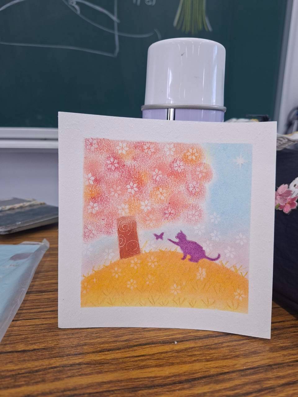 學員和諧粉彩作品：秋日粉色樹木與小貓